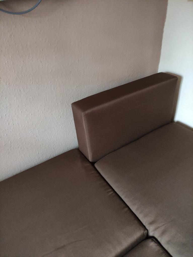 L -rész háttámlája belelóg a fekvőfelületbe ezért ott 10 cm-rel keskenyebb.
Egyébként kényelmes, szép a kanapé.
