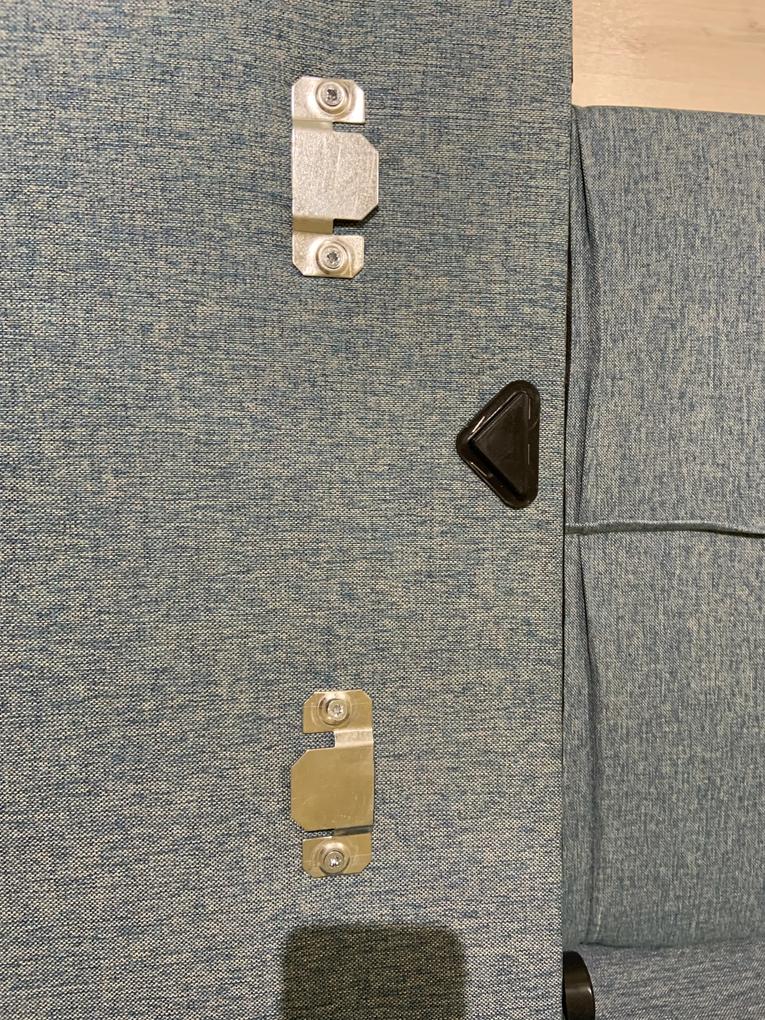 1. Különböző színárnyalatokból varrták össze a huzatot.
2. Szerelés kézben elvettük észre, hogy sérült a termék tartó része.
3. Mindössze 6 csavar szükséges az összeszereléshez, melyek zacskó nélkül be voltak szórva a párnák közé.
4. Helyenként a tartó lábak műanyag fémek, mely a képen látható módon hibásan (fekete koszcsíkokkal rajta) érkezett meg.
5.  Több helyen is lógnak a szálak a kanapéból.
6. Fordítva volt feltéve a fém akasztó az oldalsó (karfa) részen, mely közül az egyik csavar nem is tartott, hanem forgott csak a befúrt lyukban saját maga körül és valamilyen része bent van a karfában, mert hallatszik, hogy zörög benne valami, amikor megrázom.
Ez a csavar egyáltalán nem tart a gyárilag tönkretett lyuk miatt.