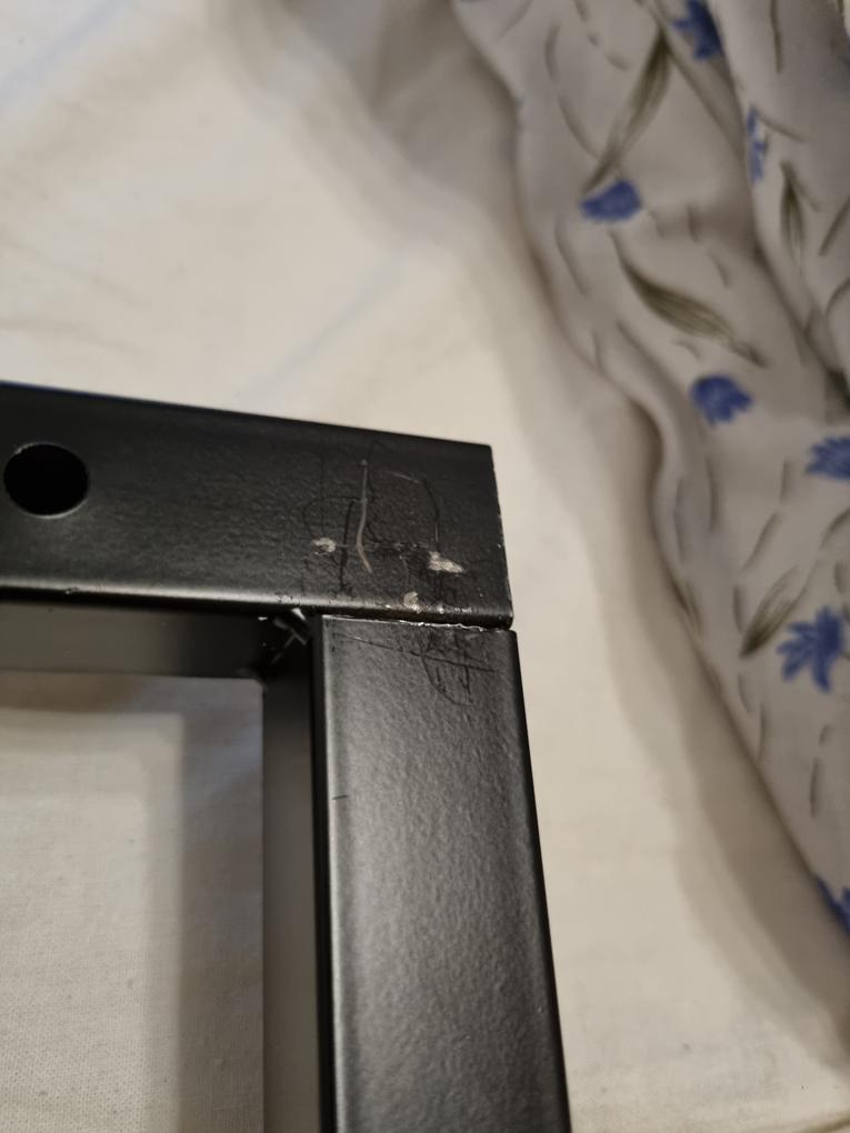 Hibásan érkezett. Az ügyfélszolgálat terelte a szól, vagy egyáltalán nem válaszolt. A szerkezet instabil, a falapok gyengék, a lábazat festése és hegesztése hiányos. Nincs alsó keresztmerevítés az asztallap alatt.