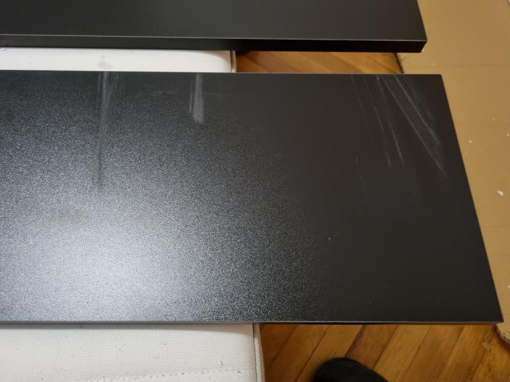 Hibásan érkezett. Az ügyfélszolgálat terelte a szól, vagy egyáltalán nem válaszolt. A szerkezet instabil, a falapok gyengék, a lábazat festése és hegesztése hiányos. Nincs alsó keresztmerevítés az asztallap alatt.