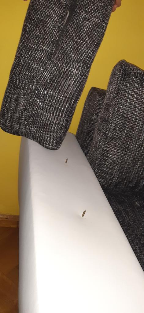 Könyöklő lejött 2 db csavar kiáll ami baleset veszélyes és a mai napig nem lett kicserélve!