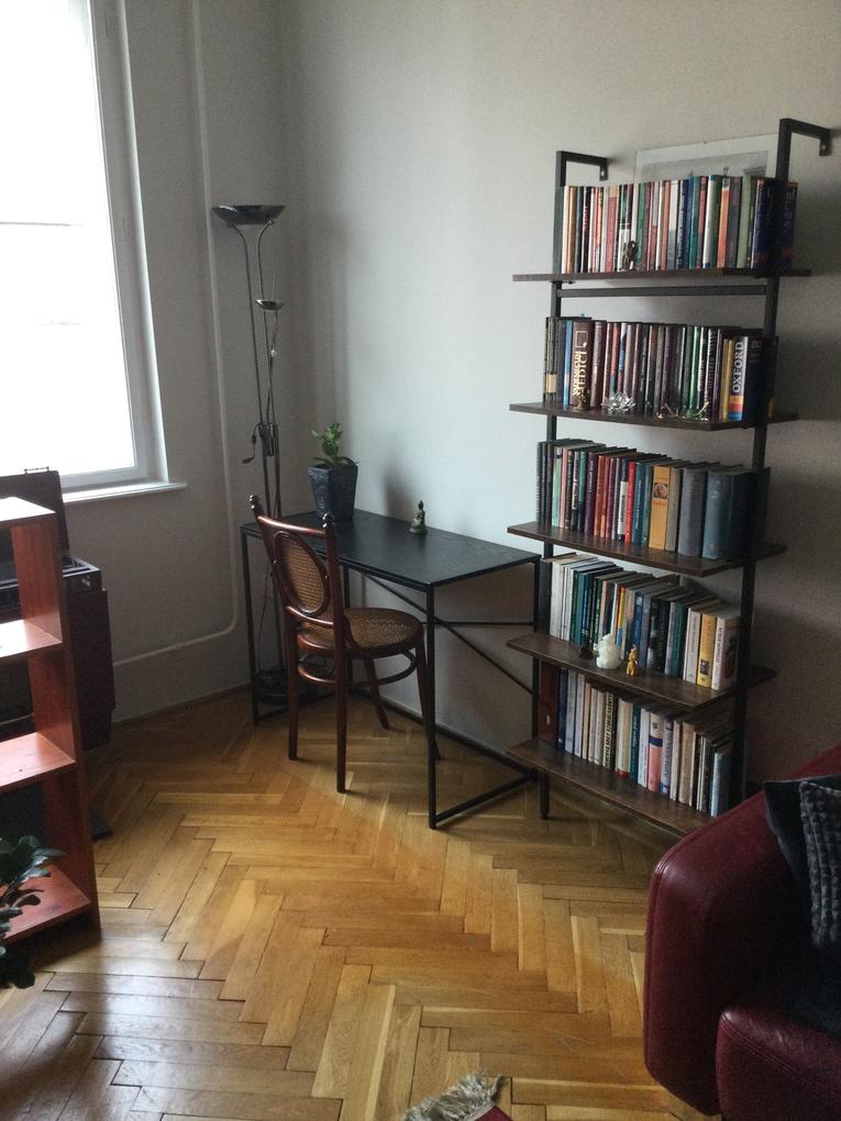 Helyes kis kompakt íróasztal. 