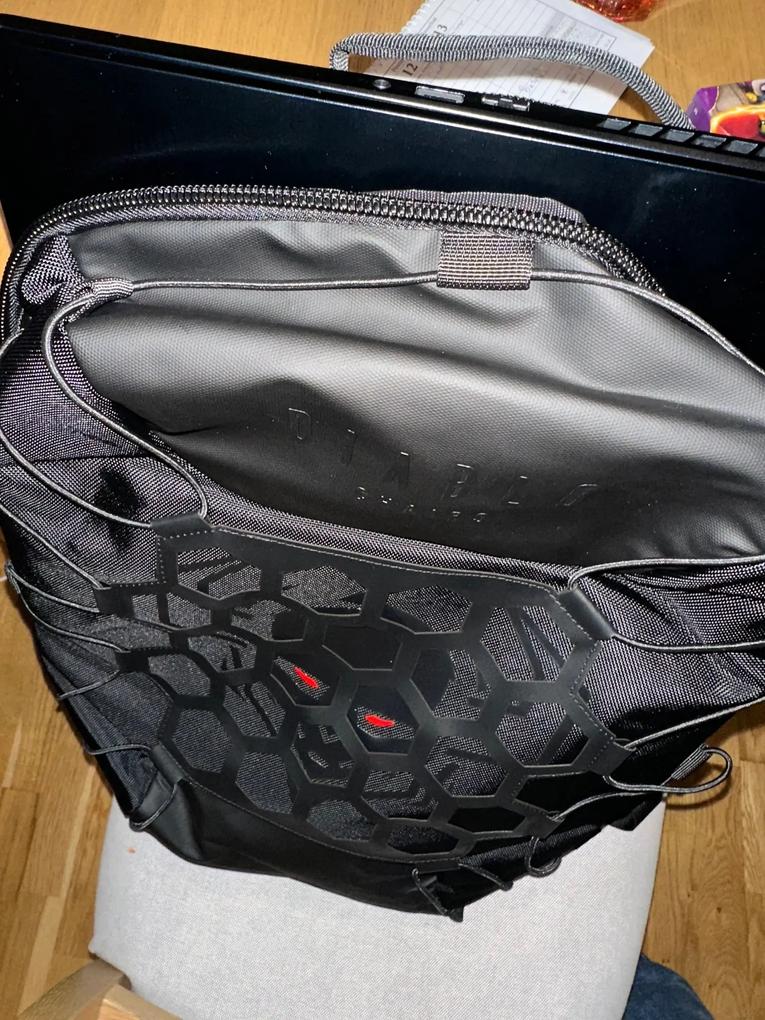 Azért is rendeltem, mert a leírás szerint van benne "Laptoprekesz: 17'-ig" Hát ide sehogy sem fér be egy 17-es laptop, csak egy kisebb. Ez nekem nagy csalódás, mert így nem fogom tudni használni a mindennapokban. Ez egy jó hátizsák, jó anyagokból, de nagyobb laptophoz alkalmatlan.