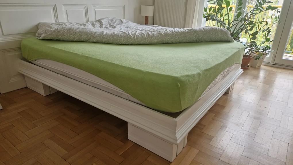Sajnos a fotókon jobban mutatott a lepedő, mint amilyen a valóságban; több mosás után is bolyhosodik és "pereg" a frottír, a színe is inkább olyan, mint egy műtős lepedőé, és a mérete is kisebb, mint kellene; nagy feszülve éppen csak átéri a 24 cm-es matracot. Pl a pizsama és az ágynemű is bolyhos lesz tőle.