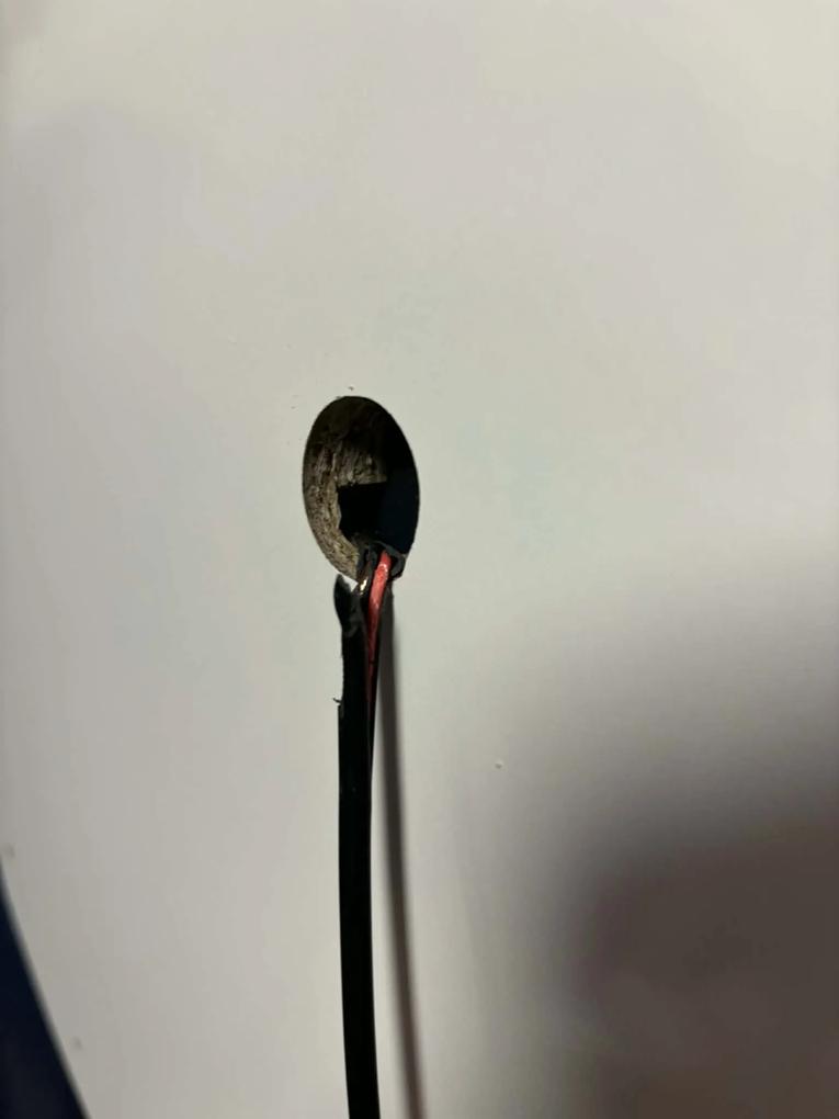 A használati utasítás nagyon pontos, emiatt könnyen össze lehet rakni. A leírt méretek pontosak. Gyermekeknek rendeltem, nagyon szereti. 
Viszont: a tükör kábelének szigetelő része el volt szakadva. Az egyik bútor lap meg volt repedve, egy helyen pedig meg megpercent a szállitás alatt. Képeket csatolom. 