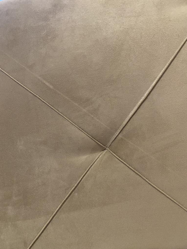 5 hetes várakozás után a termék hibásan érkezett . A részeken lévő sín ami össze kapcsolja az elemeket nem megfelelő helyen van , igy nem illeszkednek a darabok . Anyaga foltos , hibás . Jobb oldali fekvőfelülete 1 cm el hosszabb mint a bal . Jelzésem után 2,5 héttel kerestek meg a majdani cserével kapcsolatban . Tehát 8 hetet vártam egy rossz ágyra . önköltségen megcsináltattam a síneket , hogy legalább össze lehessen szerelni .Innen többet nem rendelek semmit és nem is ajánlom senkinek ! 