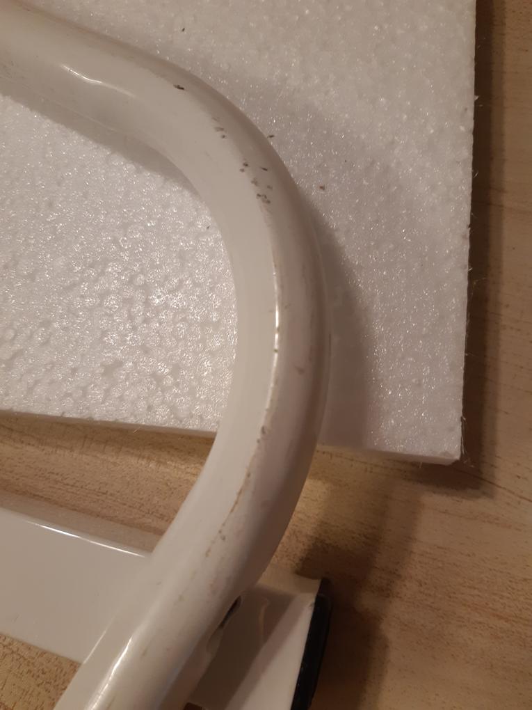 Sajnos nagyon rossz tapasztalataim vannak a céggel kapcsolatban. Fehér asztalt rendeltem, de nyír színűt kaptam helyette. Rráadásul a lábzat több helyen le van verődve. Jeleztem a problémát, kértem a cserét, vagy a pénzvisszafizetést, és akkor elkezdődött az időhúzás. Szkenelljem be és küldjem el a számlát, (mintha nekik nem lenne meg...). Fotózzam le a hibákat, és küljem el. Mindent megtettem. Ennek lassan másfél hónapja. Több e-mailt írtam, de utoljára már csak egy automata üzenetet kaptam. Lelkes csapatnak nevezik magukat. Lehet hogy lelkesek de csapnivaló munkát végeznek, a termék meg ütött-kopott. Mellékelem a lépeket.