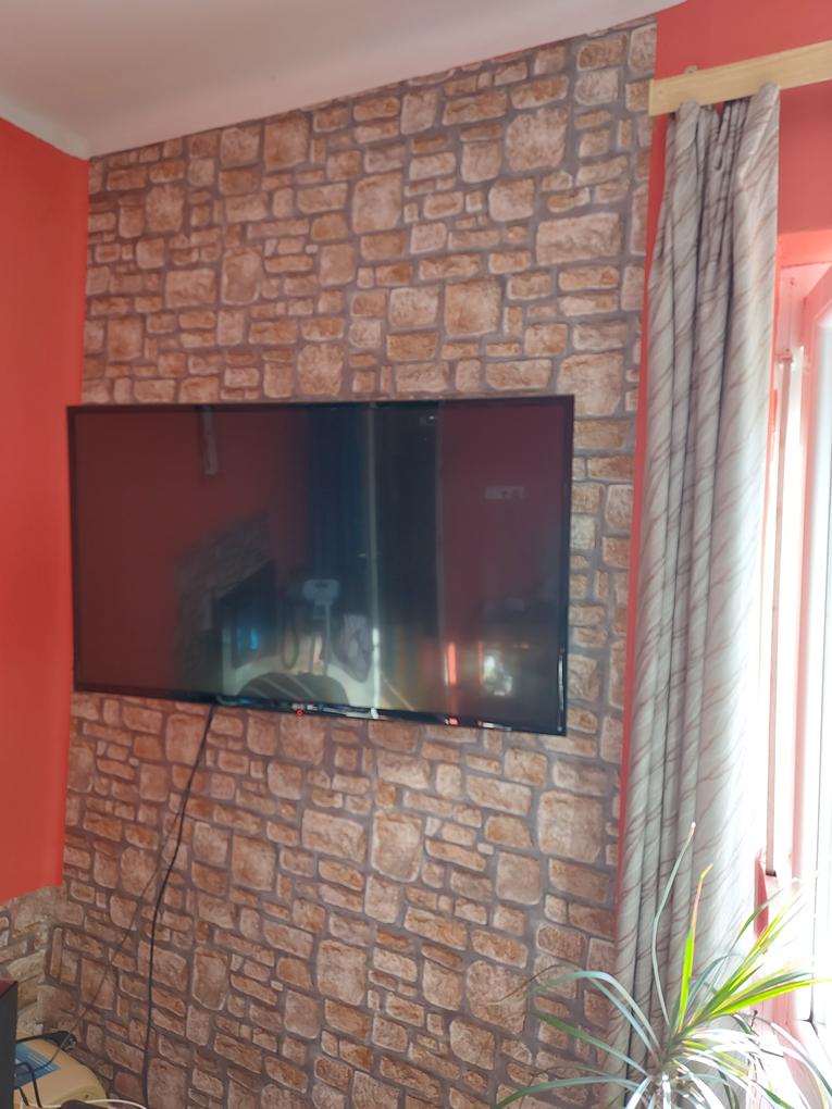 Nagyon mutatós. Könnyű volt vele dolgozni. A "kövek fugáit" időbe és energiába telt összehozni, de megérte! 