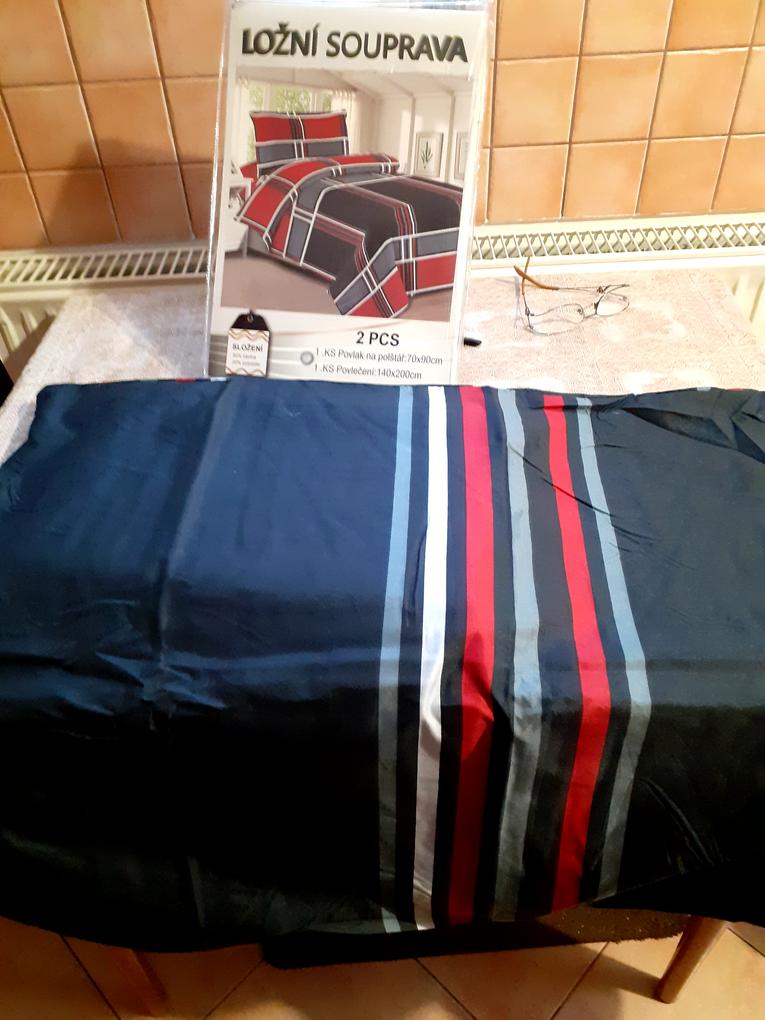 Helyette kaptam két kritikán aluli ágyhuzatot.
Kértem a cserét amit elutasítottak. Azt írták, hogy küldjem vissza, de a postadijat én fizetem. Ezreket fizessek azért, amiért nem én hibáztam.
Többet soha nem rendelek Önöktől, akik a vevőt megtévesztik. Felteszem, hogy milyet kaptam, akik elutasítottak azt mondták, hogy ez ugyanaz... A csomagolási papiron az van, de a huzat ami ki van terítve az egyáltalán nem olyan! 
Egy szomoru kisnyugdíjas. Jolán