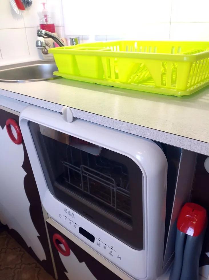 Összességében nem bántam meg. Egyszerűen beköthető, de kempingben, hétvégi házban is működik egy félvödör víznek a tartályába öntésével. Egy-két személyes háztartásban tökéletes, nem kell "összevárni" a szennyest, ami pl. vacsora után reggelig szárad... 5 liter vízzel és egy negyed mosogatótablettával, vagy egy csapott evőkanál porral/géllel tökéletes munkát végezve elmosogat egy adagot és ha esetleg több cucc van, még mindig megoldható több turnusban, akár a 60 perces programmal. (könnyen tisztítható üveg, porcelán, evőeszköz stb. akár 30perc)