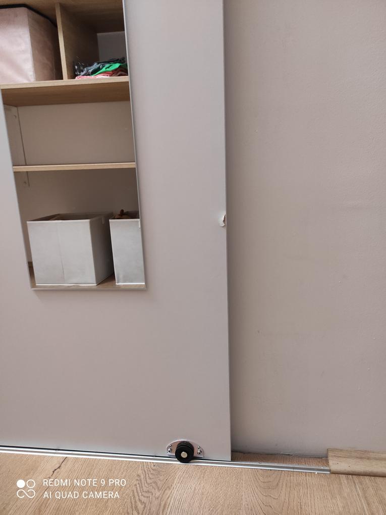 Kicsomaglas utan vettuk eszre,hogy torott a szele,de idopontra kellett vegeznunk a szobaval ugyhogy visszakuldesre garanciazasra nem volt idonk.