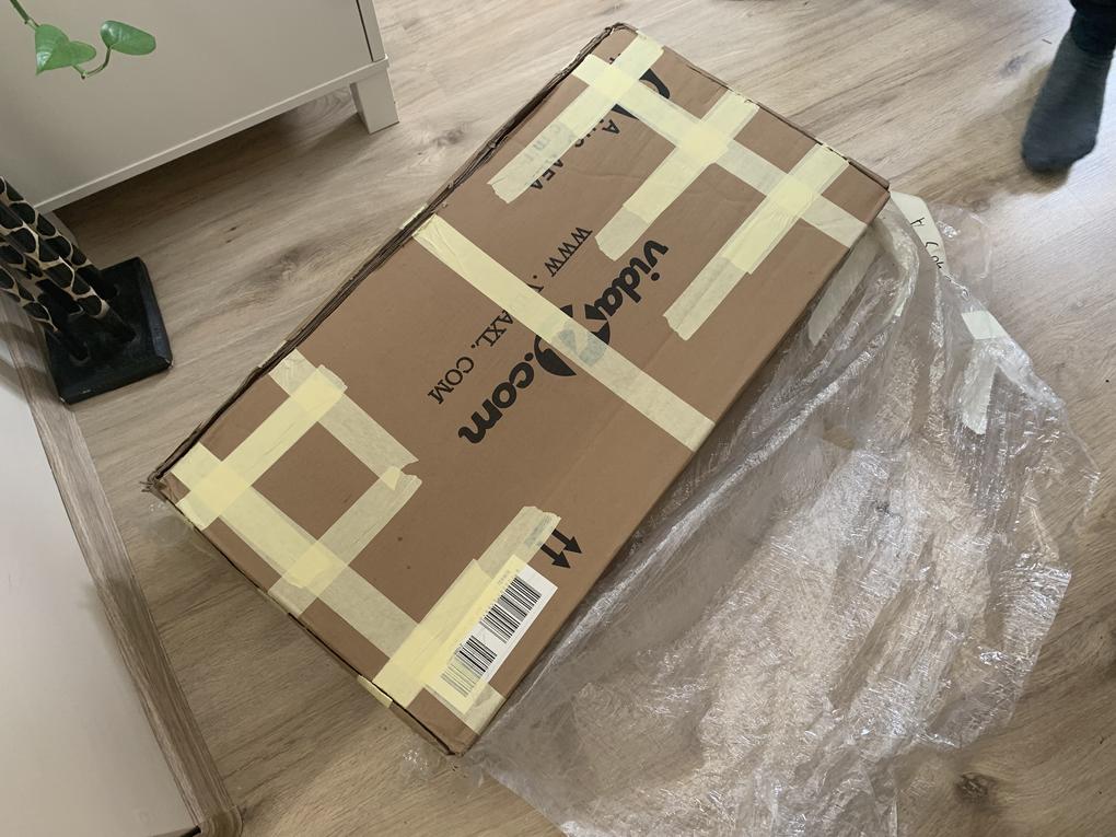 A termék hiányosan érkezett, nem volt a csomagok között a tükör. A hiányosságot azonnal jeleztük átvétel után. Miután átnéztük a csomagot feltűnt, hogy olyan mintha vissza lett volna csomagolva már egyszer kibontás után . Látszott egy másik szállítási cím helye amit kivágtak és mellé ragasztották a miénket. Látszott hogy a bútort már egyszer összeszerelték és szédszedték. Azonnal képekkel jeleztük a problémát és kértük az áru visszavételét mert használt bútort kaptunk. Azóta , egy hete csak ígéreteket kapunk, a Posta nem jött az áruért és egy hete nem kapjuk vissza a pénzünket. Hogy fordulhat elő, hogy rendelünk egy új bútort és használt vagy visszárut kapunk? Hogy fordulhat elő hogy egy hete nem vitték még vissza és a közel százezer forintunk még mindig náluk van? 