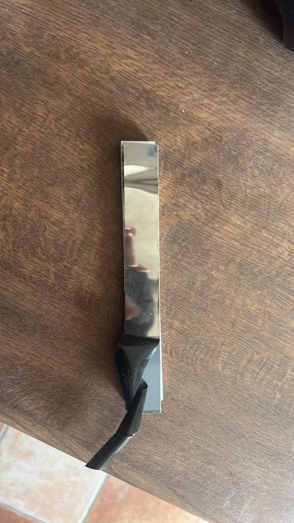 Kivágott csempére utólag ráragasztott fémcsík,szilikon alapú ragasztóval.
Valószínűleg,1 év múltva gondolkodhatok,hogy a 480ezres nettó árú csempe közé beépített fém dísz,mikor fog lepotyogni.Ha nem rontottunk volna el egy vágást fel sem tűnt volna,csak ha kézzel kopogtatom és érzésre is üreges,természetesen,miután be lett építve.