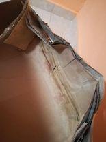 Kicsomagolás után vettük észre hogy a csomagolás alatt egyik részén tiszta vizes a szövet és koszos.  