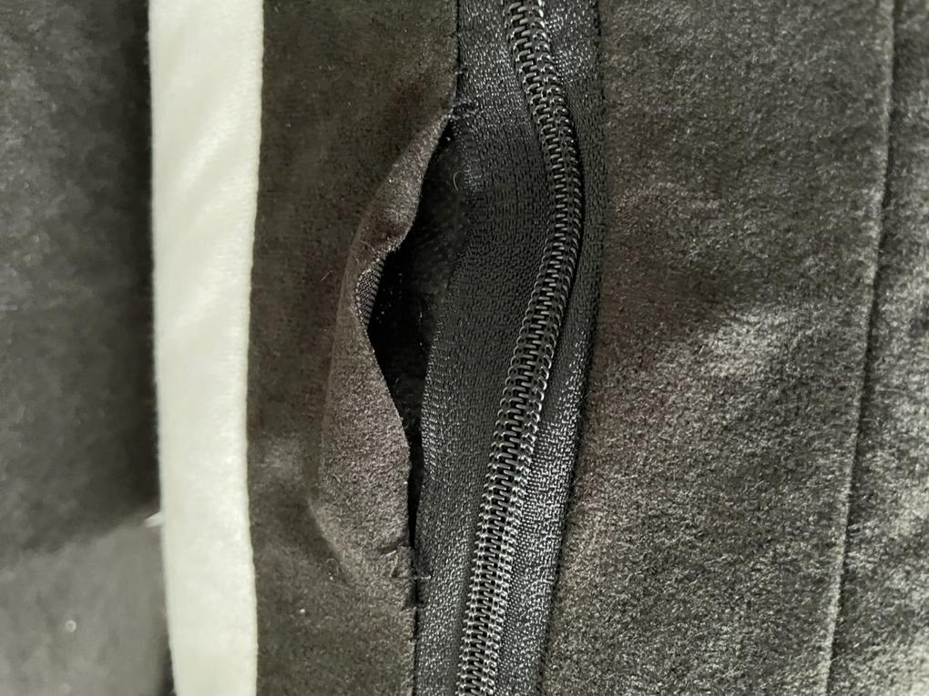 Borzasztó silány minőség, igénytelen összeszerelés. A polc átvolt ütve kárpitos kapoccsal, a párna huzat elszakadva, görgő hiányzott. Pozdorja lemez némi szivaccsal és olcsó igénytelen huzat van rászögezve. Életemben nem láttam ilyen igénytelen terméket. Senki ne vegye meg mert nagyot fog csalódni. 