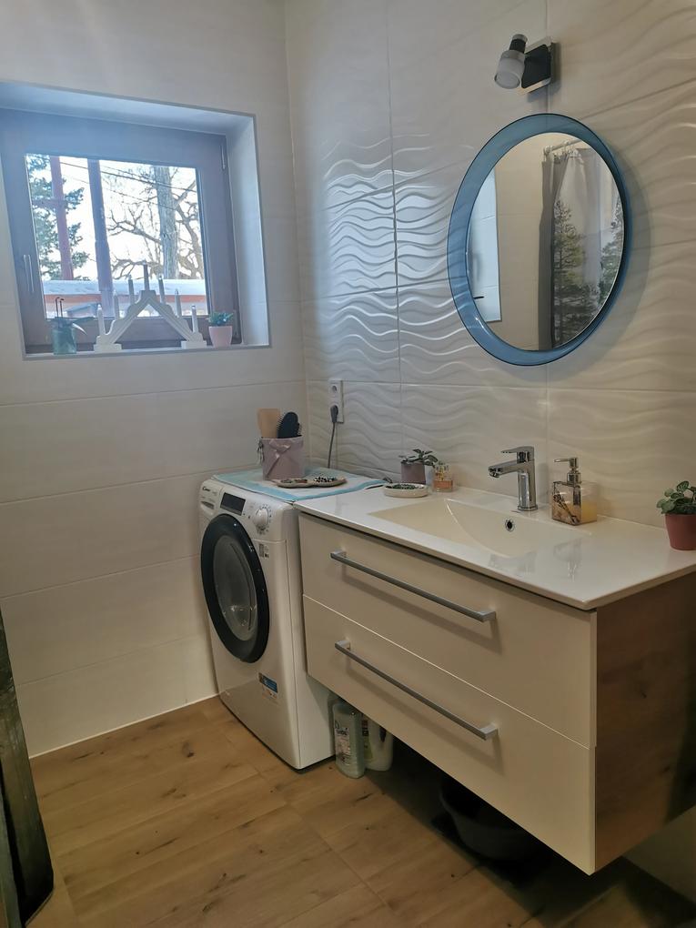 Imádom. Tökéletes az új fürdőszobában. A két fiókban rengeteg hely van. A mosdó mérete és alakja is tetszik, könnyű a tisztán tartása. 