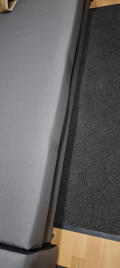 Nagyon silány gyártmány. Gyenge szerelés. 2 heti használat után recseg a szövet erős de összegyűrődik mert elégtelen a rögzítés. 