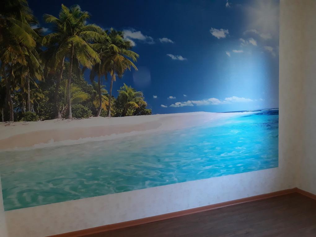 4,5 pontot adnék, mert a kék ég kicsit sötétebb kék a valóságban, mint a fotón. De egyébként nagyon szép és tágítja a teret. Ráadásul sikerült olyan színű tapétát választani a többi falra, mint amilyen a poszteren a tengerparti homok. Ajánlom!