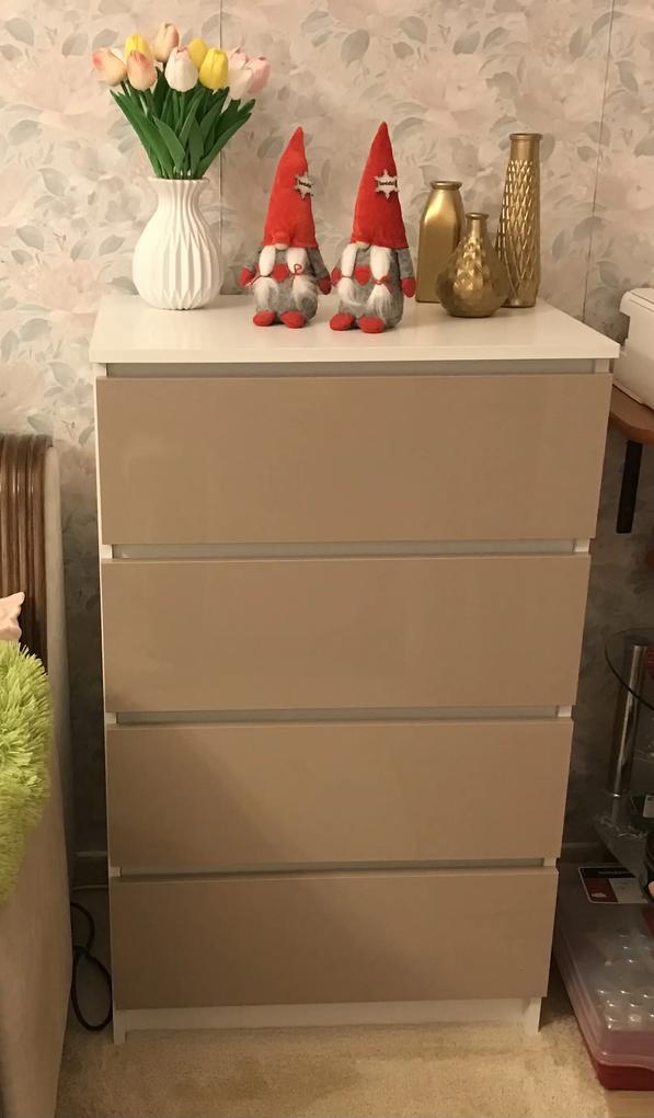 Hibás, nem párhuzamos lukfuratok (9)  miatt a fiókelőlapot nehéz volt az összeszerelni. 