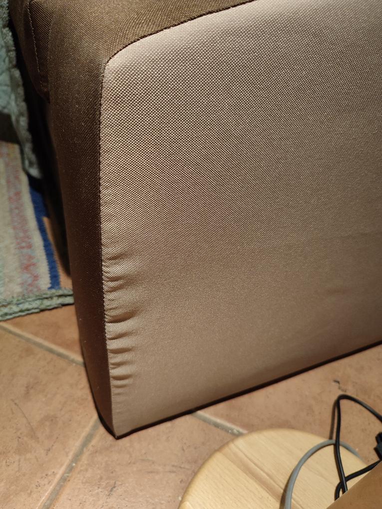 Ugyanolyan rossz minőségű, mint a sarok kanapé, bár itt nem kellett az összeszereléssel foglalkozni, itt is van bőven hiba.
A háttámla mozog, ha leül az ember, előrecsúszik az ülőfelület, mert afixáló vasalatok rossz helyen vannak.
Kapcsok állnak ki a kárpit alatt ami bár át nem böki azt, de szembetűnően látszik, ahogy a karfák varrása is ronda, szálhúzott!
Ebből a típusból 2db-ot rendeltem, mindkettő ugyanazon hibákkal érkezett, tehát nem egyedi , hanem széria hibás!
Ami az egészet megkoronázta, hogy kifizettem 335000Ft-ot és a számlát még mindíg nem kaptam meg róla, pedig a garancia feltétele minimum egy számlával igazolt vásárlással érvényes.