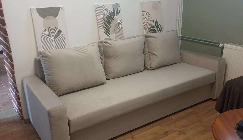 vannak rajta kisebb koszfoltok, olyan, mintha zsíros, koszos kézzel fogták volna meg