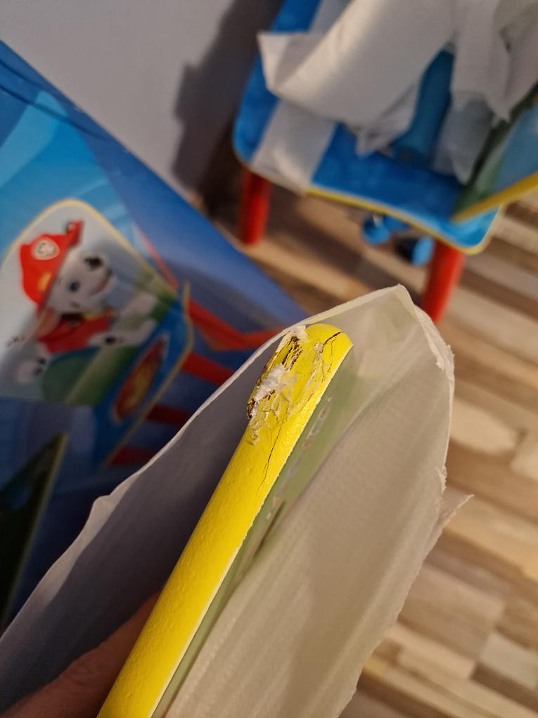 Az asztal törött. Cserélni nem lehet. 