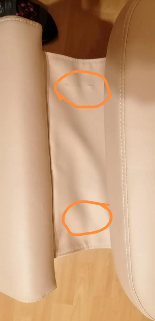 A lábtámasz és az ülés közötti műbörszövetet áthasította az ülés alatti vasalkatrész. Gondolom gyenge vékony a szövet, vagy konstrukció hiba.