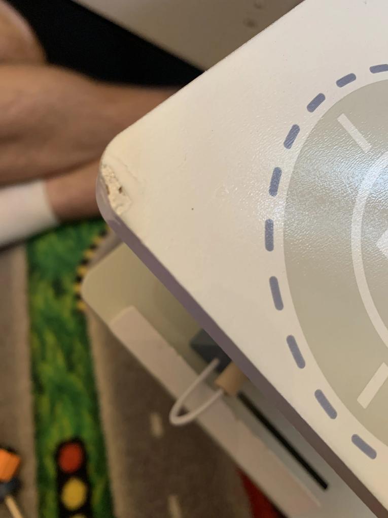 Nagyon rossz minőség, az illesztési helyek teljesen el vannak méretezve néhány milliméterrel, pont annyival, hogy szinte össze se lehessen normálisan rakni a házat. A táblák konkrétan rossz helyen vannak kifúrva, majdhogynem 45 fokkal elfordítva némelyik.