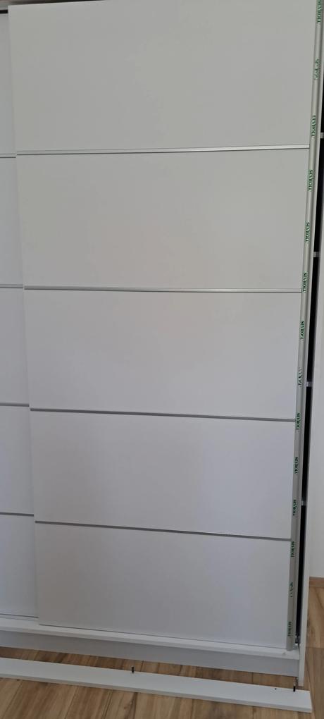 Sajnos sérűlt ajtóval érezett a szekrény és még a reklamáció nincs megoldva!Nem kaptam még megoldast a problémámra!!!