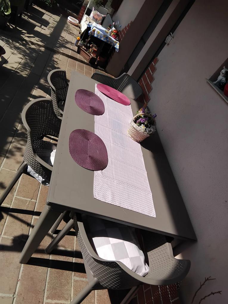 Elégedett vagyok a termékkel. Nagy az asztal kényelmesek a székek. 