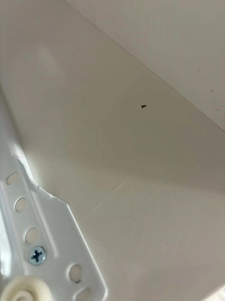 A használati utasítás nagyon pontos, emiatt könnyen össze lehet rakni. A leírt méretek pontosak. Gyermekeknek rendeltem, nagyon szereti. 
Viszont: a tükör kábelének szigetelő része el volt szakadva. Az egyik bútor lap meg volt repedve, egy helyen pedig meg megpercent a szállitás alatt. Képeket csatolom. 