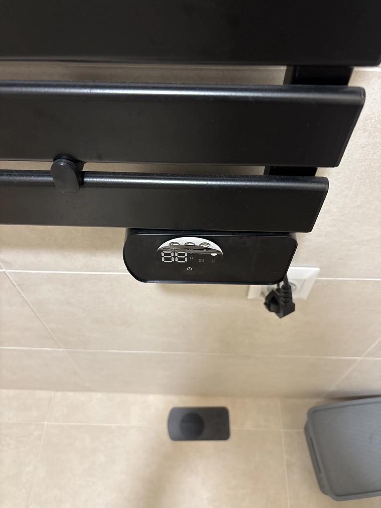 A terméket szinte alig használtuk, de a vezérlési panel előlapja egyszer csak leesett.  A leesés után láttuk, hogy elég gyengén van odaragasztva. Az előlap többszöri visszatételét követően sem maradt a helyén.