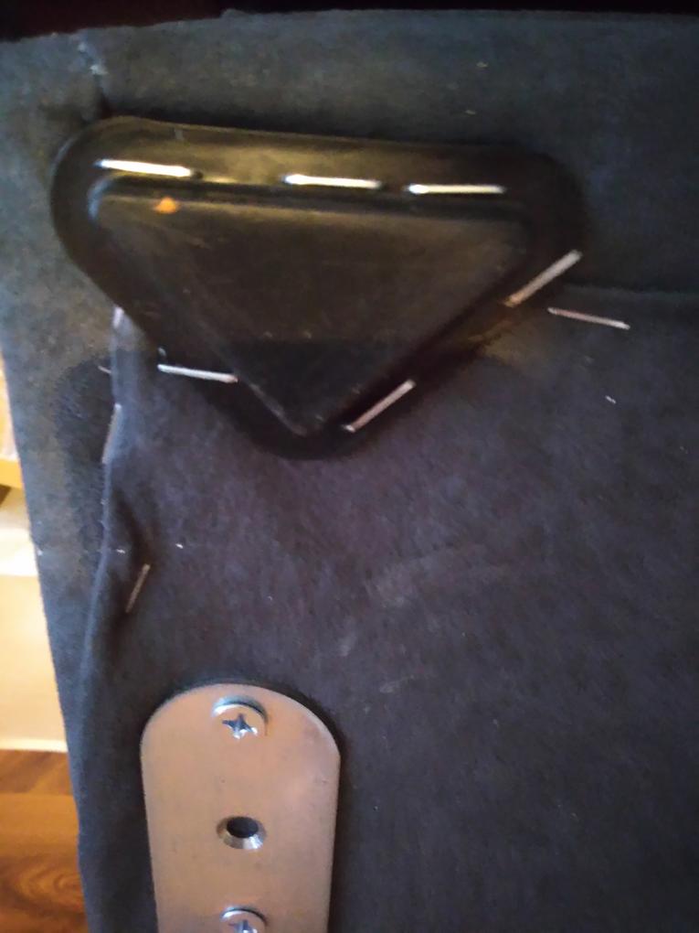 Lisa helyett Rita kanapé érkezett szegényes, használhatatlan szerelési útmutatóval. A szövet helyenként koszos, kopott és szakadt. A fa anyag durva és csiszolatlan, szálkás, bizonyos részeken nem illeszkedik. A lábakat képtelenség volt az útmutató szerint felhelyezni. A helyükön tűzőgéppel rögzített műanyag akármik voltak. Az ár-érték aránytól elmarad. Soha többet tőlük.