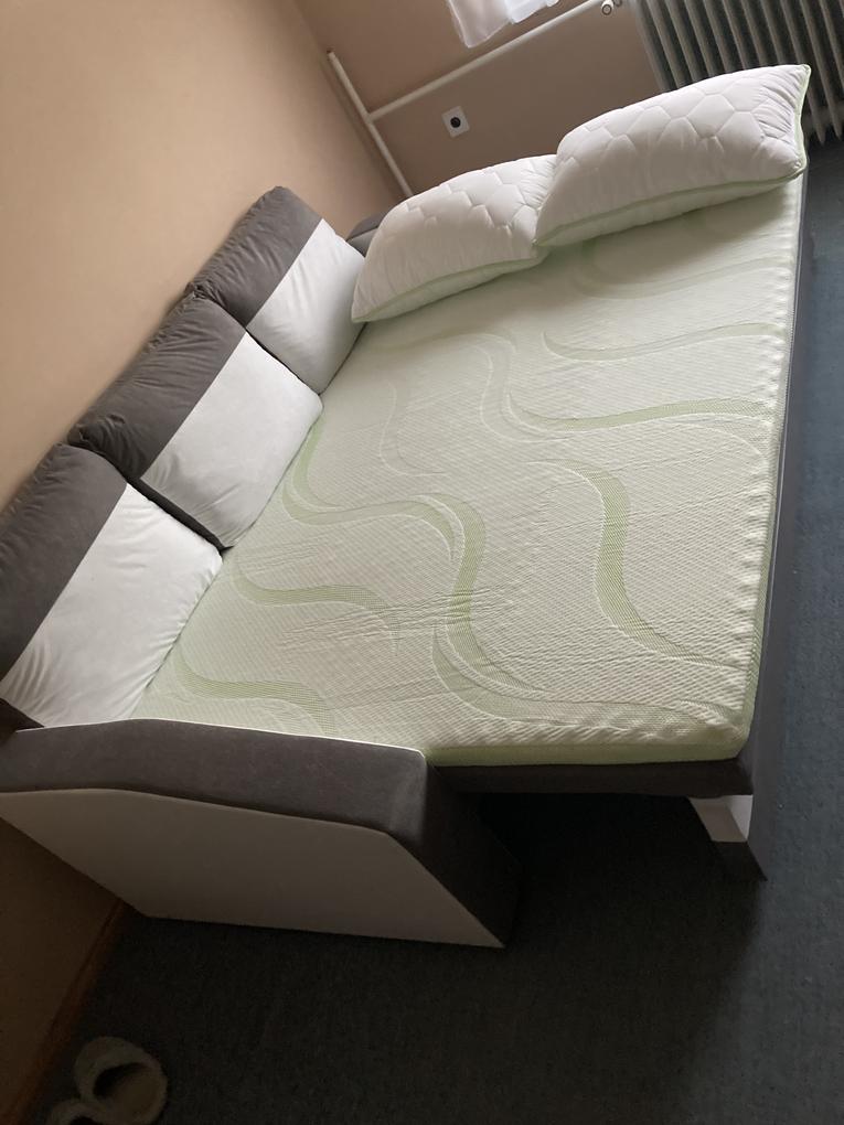 Az ülő és fekvőfelület szivacsa kicsit kemény.A stílus a színek jók.