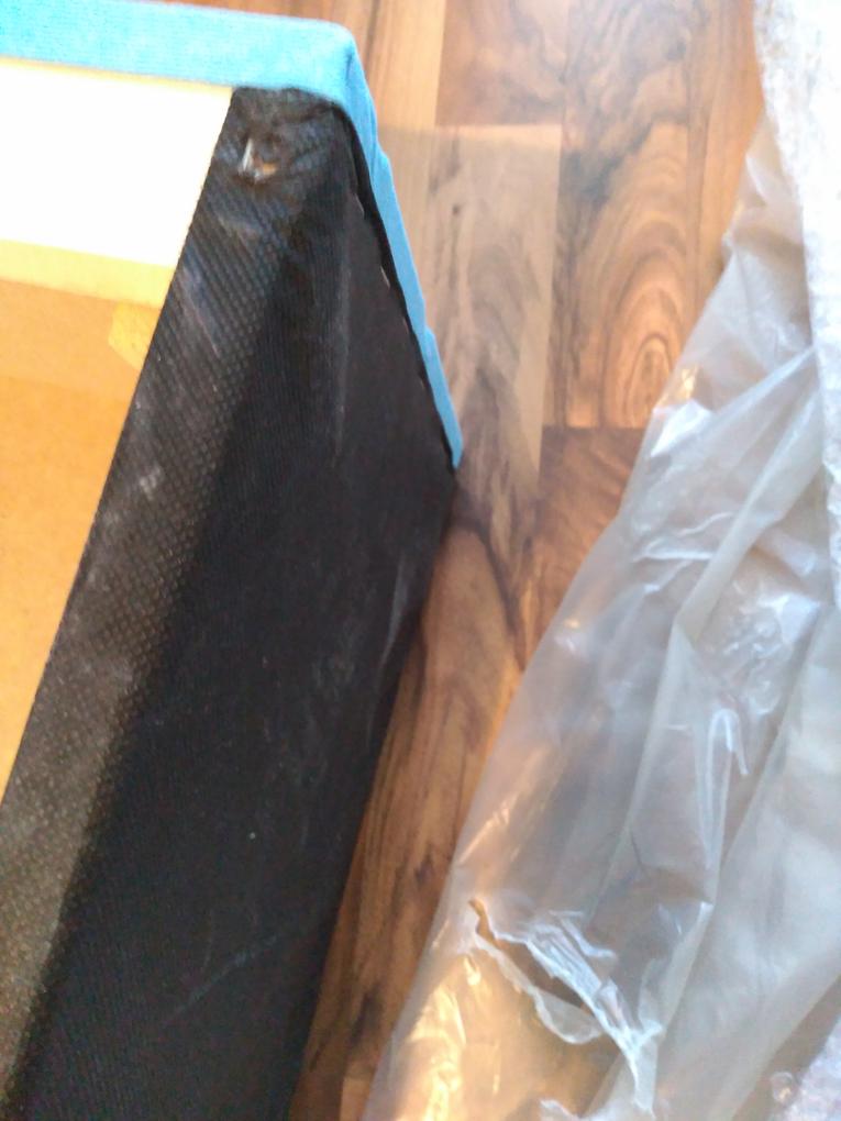 Lisa helyett Rita kanapé érkezett szegényes, használhatatlan szerelési útmutatóval. A szövet helyenként koszos, kopott és szakadt. A fa anyag durva és csiszolatlan, szálkás, bizonyos részeken nem illeszkedik. A lábakat képtelenség volt az útmutató szerint felhelyezni. A helyükön tűzőgéppel rögzített műanyag akármik voltak. Az ár-érték aránytól elmarad. Soha többet tőlük.