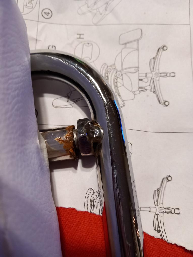 A termék erősen dohos szagú,a fehér.részen ks penészfoltokkal., a fém rész néhol korrigált volt.