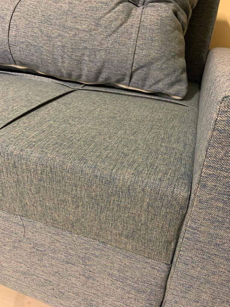 1. Különböző színárnyalatokból varrták össze a huzatot.
2. Szerelés kézben elvettük észre, hogy sérült a termék tartó része.
3. Mindössze 6 csavar szükséges az összeszereléshez, melyek zacskó nélkül be voltak szórva a párnák közé.
4. Helyenként a tartó lábak műanyag fémek, mely a képen látható módon hibásan (fekete koszcsíkokkal rajta) érkezett meg.
5.  Több helyen is lógnak a szálak a kanapéból.
6. Fordítva volt feltéve a fém akasztó az oldalsó (karfa) részen, mely közül az egyik csavar nem is tartott, hanem forgott csak a befúrt lyukban saját maga körül és valamilyen része bent van a karfában, mert hallatszik, hogy zörög benne valami, amikor megrázom.
Ez a csavar egyáltalán nem tart a gyárilag tönkretett lyuk miatt.