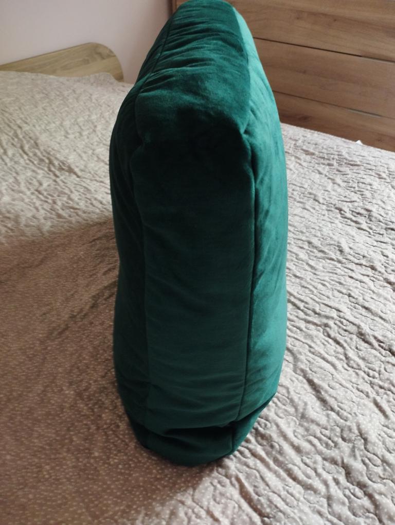 A kanapé párnái elrontják az elegáns megjelenését a bútornak. Aki megvarrta, valószínűleg nem látta a kanapét, mert ha igen, akkor nem törődöm munkát végzett. De az a személy is, aki ezeket a pãrnákat jóváhagyta. Ha képen ezekkel a párnákkal látom a terméket, akkor nem vettem volna meg.