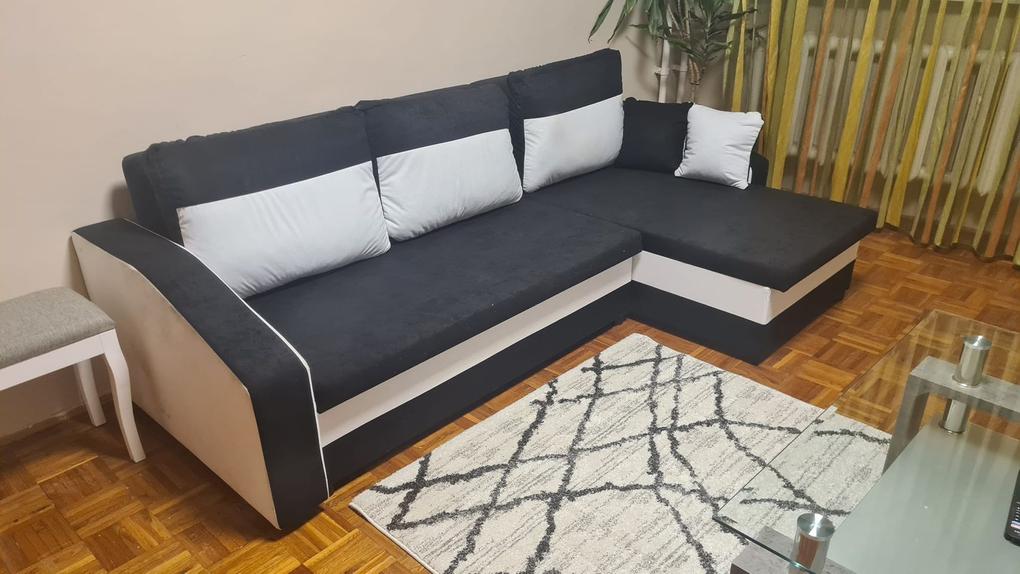 A megvásárolt kanapé fehér színű kárpit részei olyan koszos feketék voltak, hogy le kellett a kárpitot szedni, kimosni és újra kárpitozni. Mivel ha jól gondolom gyárban csomagolt termék volt ezért ez lehet nem az önök hibája. De emiatt elég keserű száj izzel vásárolom meg önöktől a következő bútort. Pedig Fotelt még szándékozom venni ugyan ilyen kivitelben. Ha a képet kinagyitják a karfa oldalán és a párnákon jól kivehetőek a fekete foltok.