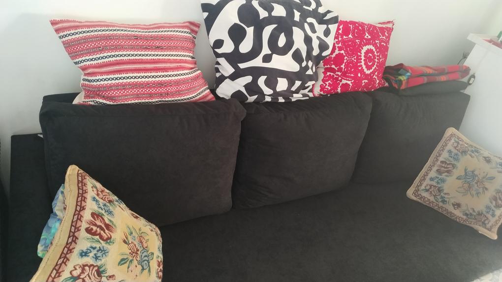 Nagyon kemény, mert vékony a szivacs rajta. A kartámlák széleinél alul is és felül is félő, hogy a használat közben kiszakad, mert olyan élesek a sarkak. Arról már nem is beszélve, hogy balesetveszélyes is, én már többször beütöttem a lábam.
A bútor sérülten érkezett, a baloldali kartámla hátul már eleve el volt szakadva. Azonnal készítettem képet és észrevételeztem a hibát. Azóta (2022.08.04.) sem kaptam választ rá!