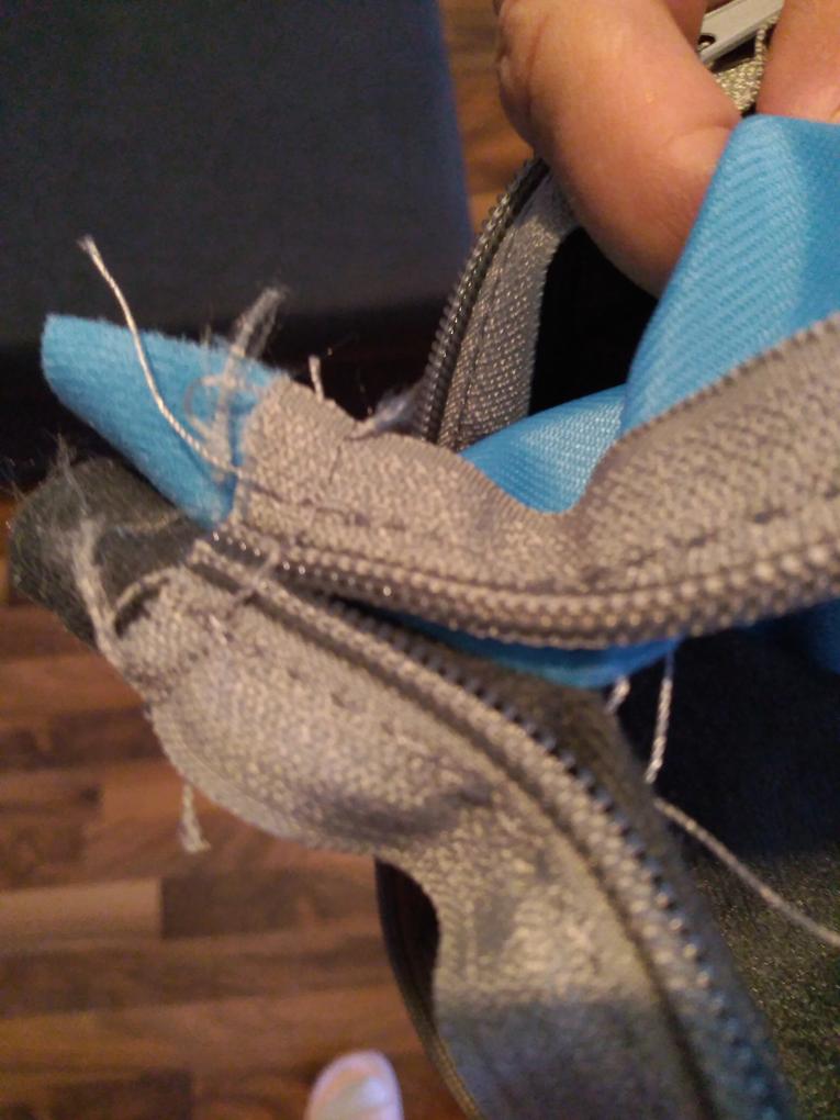 Lisa helyett Rita kanapé érkezett szegényes, használhatatlan szerelési útmutatóval. A szövet helyenként koszos, kopott és szakadt. A fa anyag durva és csiszolatlan, szálkás, bizonyos részeken nem illeszkedik. A lábakat képtelenség volt az útmutató szerint felhelyezni. A helyükön tűzőgéppel rögzített műanyag akármik voltak. Az ár-érték aránytól elmarad. Soha többet tőlük.