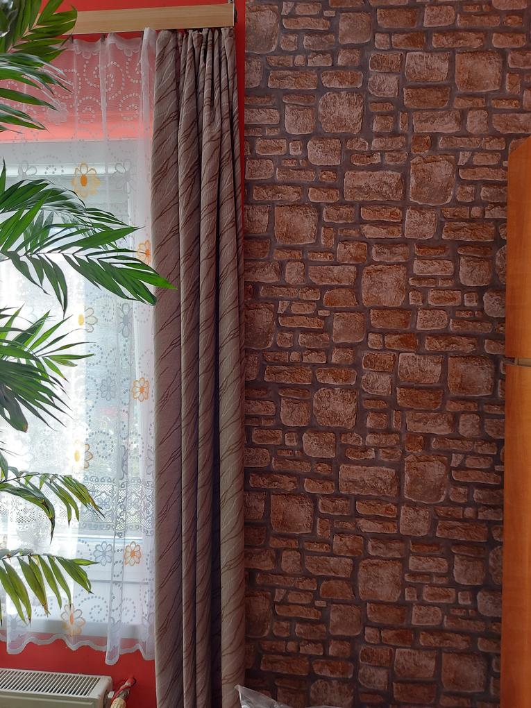 Nagyon mutatós. Könnyű volt vele dolgozni. A "kövek fugáit" időbe és energiába telt összehozni, de megérte! 