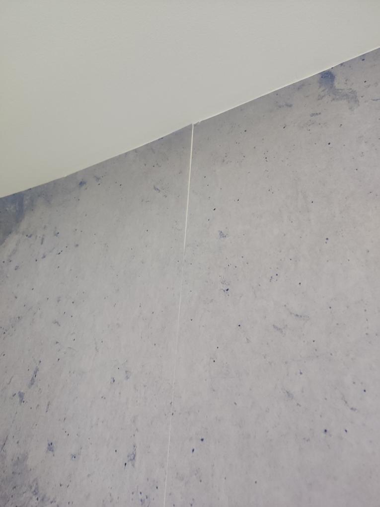 A felragasztása, illesztése nem volt nehéz, ellenben a hozzá kapott ragasztóval a megadott arányban kikeverve nem tapadt túl jól, a szélei leváltak, utólag hólyagosodik pedig nagyon sokat simítgattuk. Pontosan illesztettük össze, de 1 nap múlva kicsit összeugrott a tapéta, ezért enyhe rések lettek a csíkok között. Erre vonatkozóan nem volt figyelmeztetés a leírásban. 1-2 mm nagyságú. A színárnyalat szürkébb mint a képen, az anyag furcsa, műanyag hatású. A tapéta cigaretta szagúan érkezett, ami a gyerekszobába nem szerencsés. De kiszellőzött. Összességében nem volt egy szerencsés vásárlás, ehhez képest magas áron. A gyerek szereti és boldog vele.