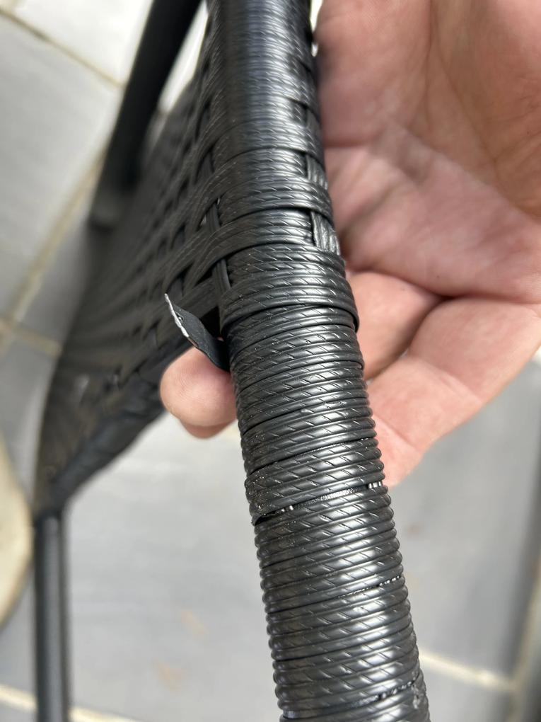 Sajnos csalódás volt, amikor kicsomagoltuk a széket, két láb, amelyeket fel kellett szerelni, szét voltak fonódva, a csavarok, amelyekkel össze kell szerelni, gyenge minőségűek voltak. Ha a mellékelt imbuszkulccsal próbáltuk volna összeszerelni, talán még most is ezzel kínlódnánk. Természetesen ehhez megfelelő elektromos csavarozóra és megfelelő fejre van szükség. 
Úgy gondoljuk, hogy pontosan ennyit ér ez a silány minőség, az is igaz, hogy a szállítás volt eddig a legdrágább, amivel valaha találkoztunk, viszont a kommunikáció és a szállítás gyorsasága teljesen rendben volt.
Majd meglátjuk, mennyi ideig bírja, én 1-2 szezonnal számolok (talán).