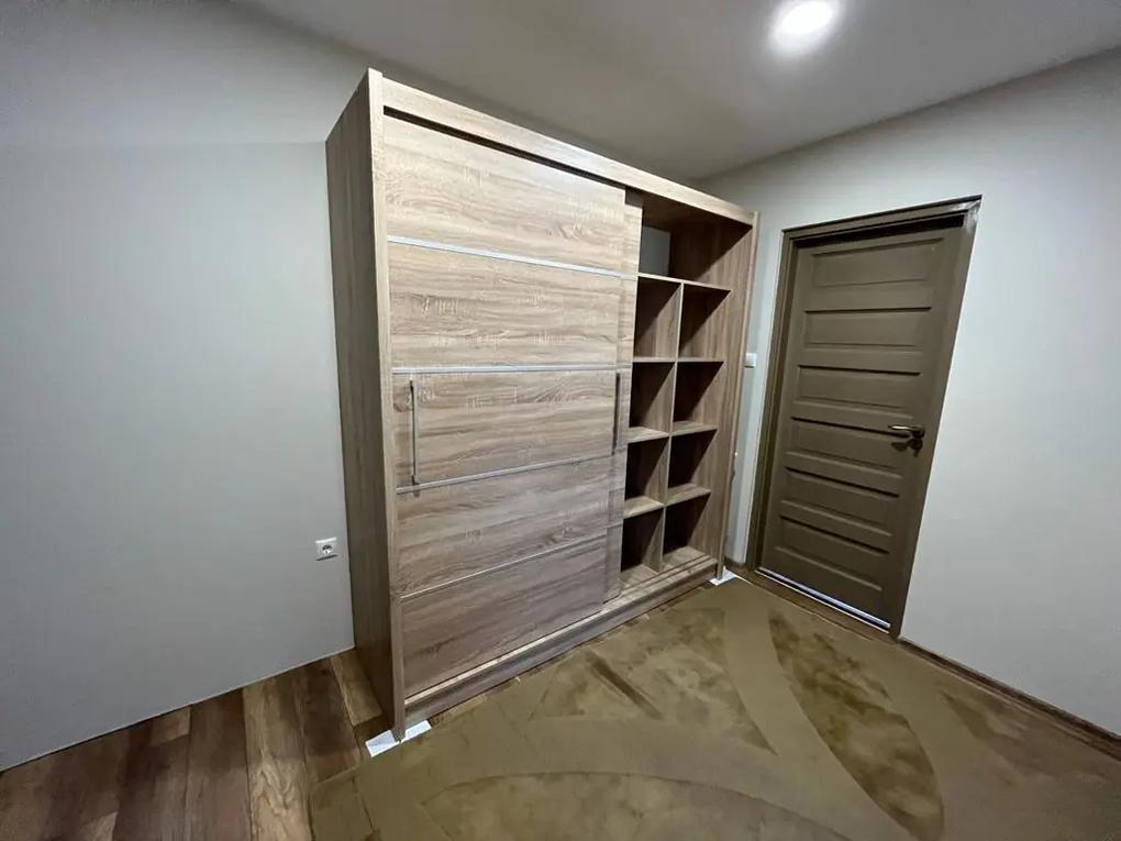 Nem vagyok szakértője a bútoroknak, de ezt a gardróbszekrényt bátran ajánlom azoknak akik ár-értékben elfogadható szekrényt keresnek! Persze létezik ettől jobb minőség meg rosszabb is. A kialakítás is elfogadható, bár persze van ennél jobb meg praktikusabb több pénzért. Egy apróság van amit megemlíthetek az az, hogy a sínt -amin az ajtók futnak- ki lehetett volna alakítani elegánsabban is. De a minimum az lett volna ha már egy sima, süllyesztés nélküli lemezt kell felcsavarozni, hogy ahhoz ne süllyesztett csavart adjanak. Ez eléggé kilóg és ez miatt az ajtógörgő akadhat! Persze egy kis hozzáértéssel és odafigyeléssel ez könnyen orvosolható. Viszont ennyi pénzért meg ki akar barkácsolni? Hmmm...ezért mondom, hogy elfogadható. Sajnos ott tartunk, hogy ez manapság már jónak számít!