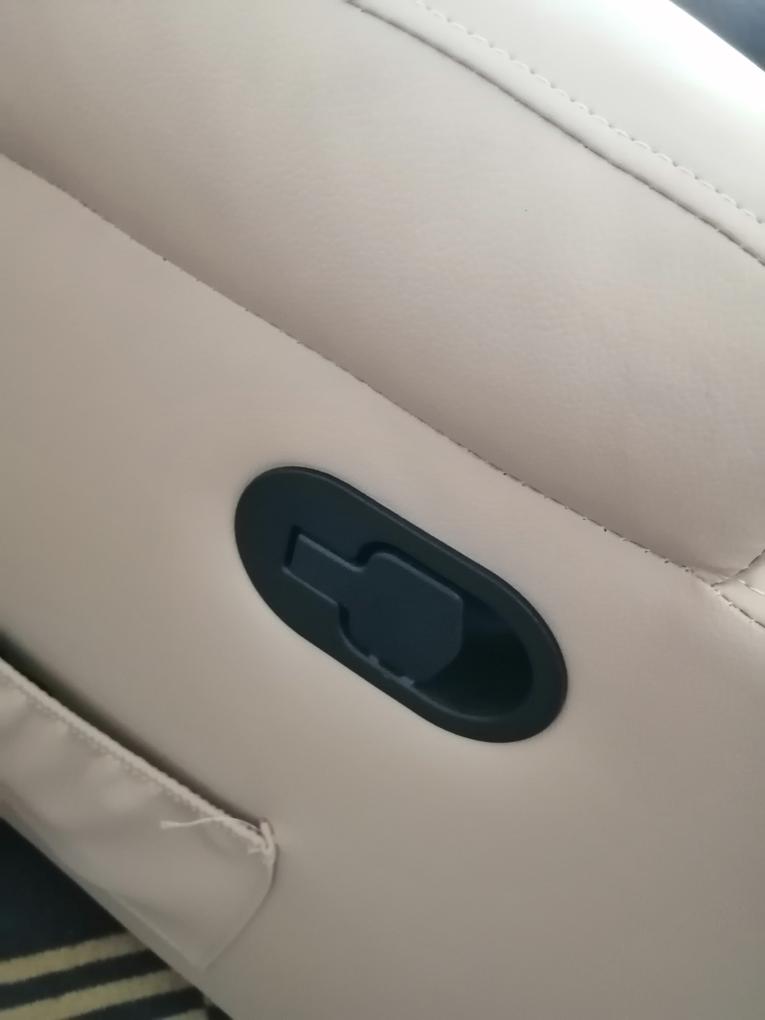 A képen látható termék elektromos lábemelő sejtet, ill melegítő funkciót is említ. 
Ezzel szemben a lábtartó manuálisan állítható és a távirányító sem tartalmaz erre utaló"heat" gombot. 