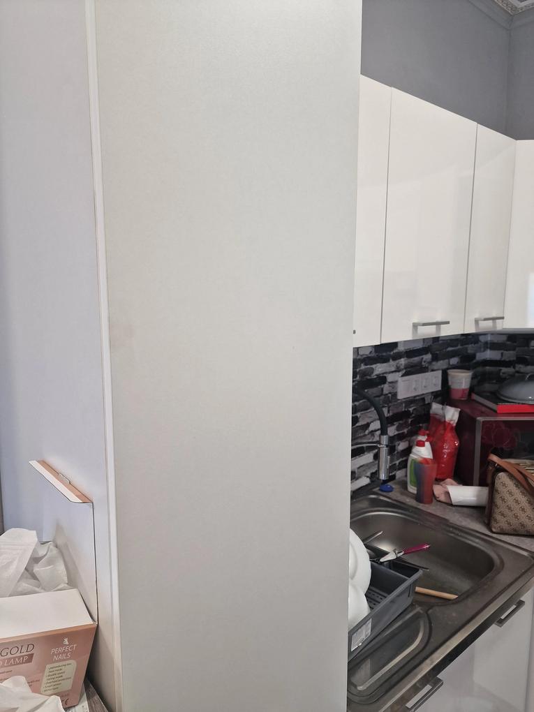 Magasfényűbe rendeltem. A szekrényt de nem azt kaptam! Halványabb matt szürkét nagy csalodás volt számomra! 52ezer ftert.... Plusz magamnak kellet lefoliázzam h ne tünyön el a konyhaszekrényemtől! Plusz 7000ft ert.... Arról nem is beszélve hogy egy honapot vártam  a butorra!
Szóval inenn többetse rendelünk azisbiztos! 