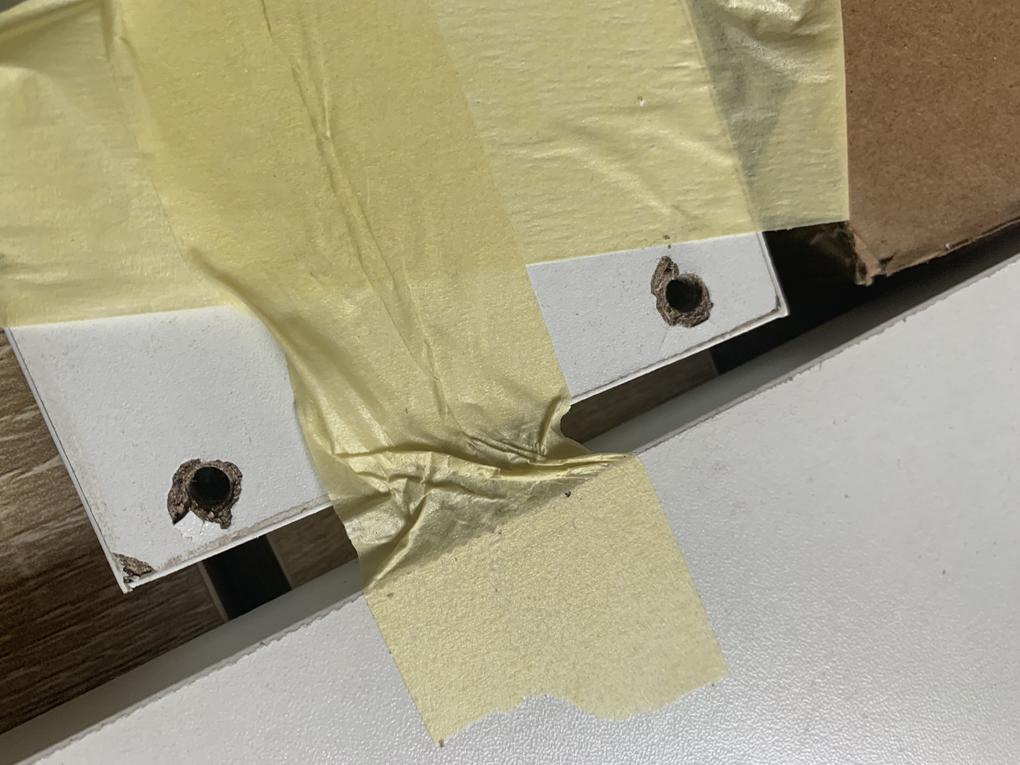 A termék hiányosan érkezett, nem volt a csomagok között a tükör. A hiányosságot azonnal jeleztük átvétel után. Miután átnéztük a csomagot feltűnt, hogy olyan mintha vissza lett volna csomagolva már egyszer kibontás után . Látszott egy másik szállítási cím helye amit kivágtak és mellé ragasztották a miénket. Látszott hogy a bútort már egyszer összeszerelték és szédszedték. Azonnal képekkel jeleztük a problémát és kértük az áru visszavételét mert használt bútort kaptunk. Azóta , egy hete csak ígéreteket kapunk, a Posta nem jött az áruért és egy hete nem kapjuk vissza a pénzünket. Hogy fordulhat elő, hogy rendelünk egy új bútort és használt vagy visszárut kapunk? Hogy fordulhat elő hogy egy hete nem vitték még vissza és a közel százezer forintunk még mindig náluk van? 