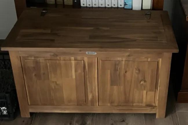 Sajnos, a láda kinézete teljesen más, mint az interneten látott képeken. Teljesen más a színe, mint a hirdetésben, ez még a legkisebb gond. A ládán lévő díszítések messze nem olyan kidolgozottak, mint a hirdetésben, valamint a láda nem lakkozott, pedig a hirdetésben lakkozott láda szerepel. A kapott termék végül is nem rossz, ezért megtartottam, de a hirdetéshez képest kissé csalódás volt. A csatolt kép önmagáért beszél.