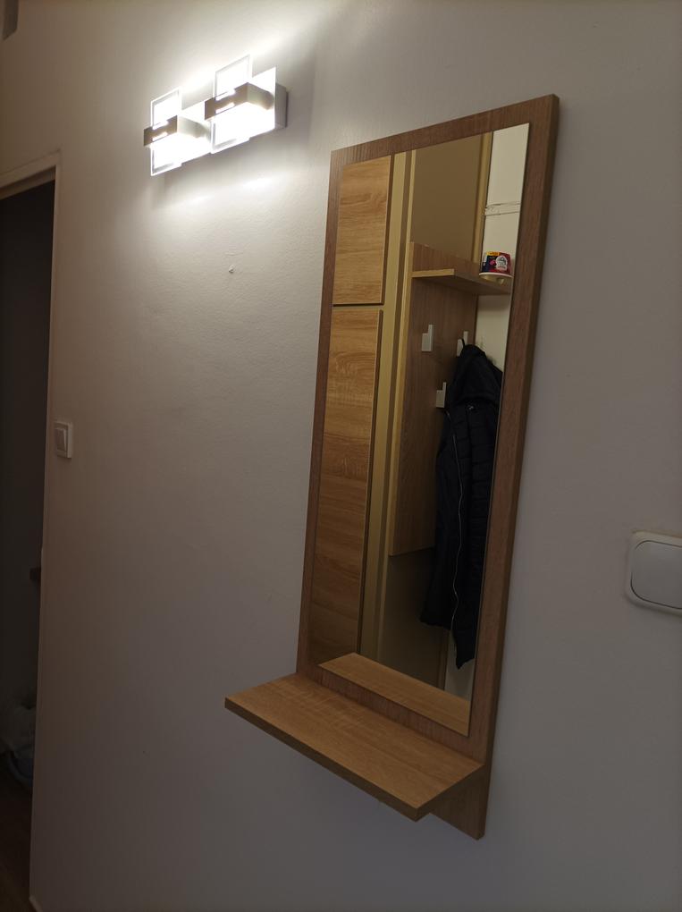 Jó minőségű anyagokból készült, mutatós. Az akasztó viszont műanyag, fèlő hogy hamar eltörik használat során. 